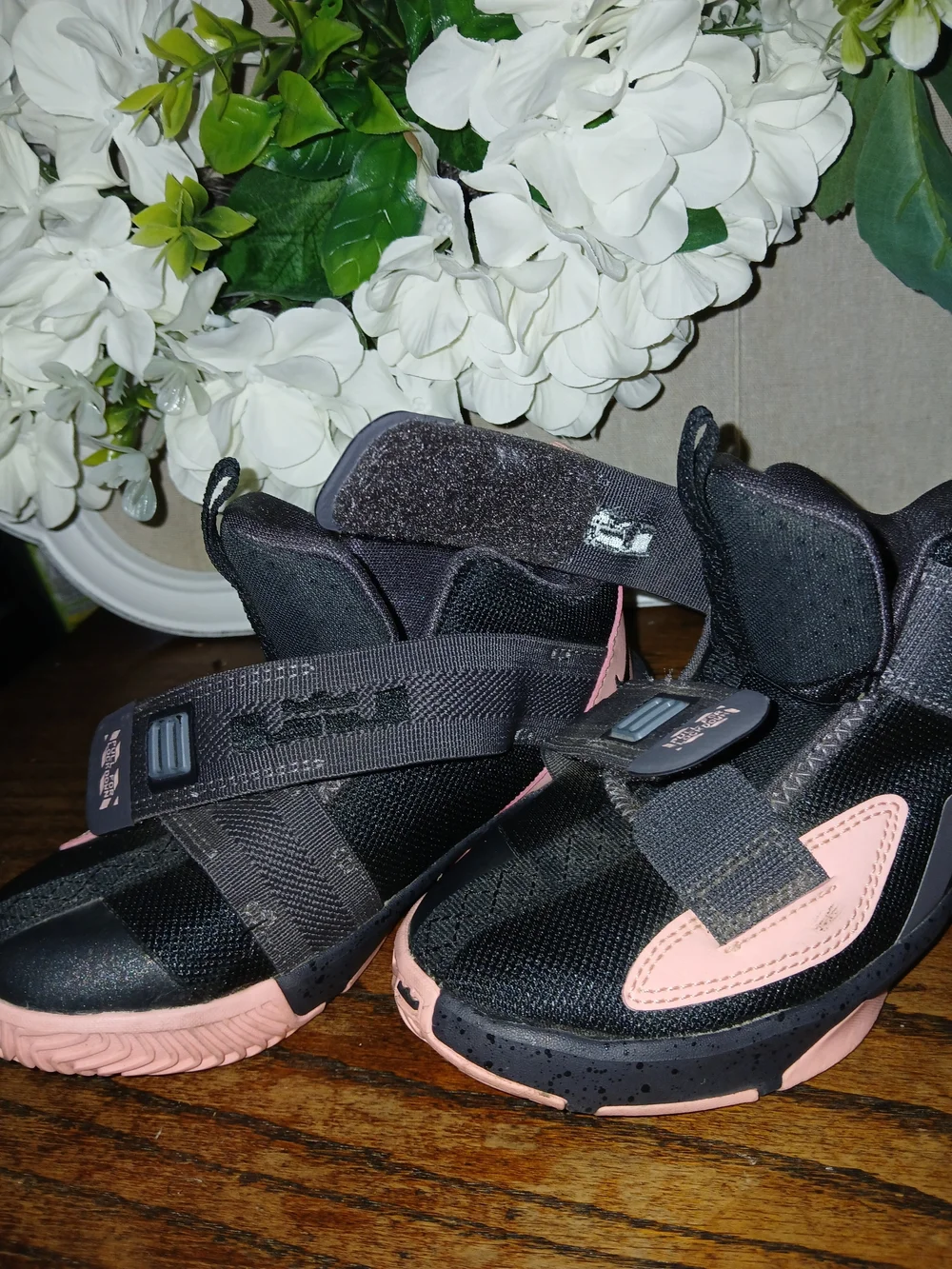 Nike--LEBRON JAMES Soldier 13 Midnight Black Bleached Coral